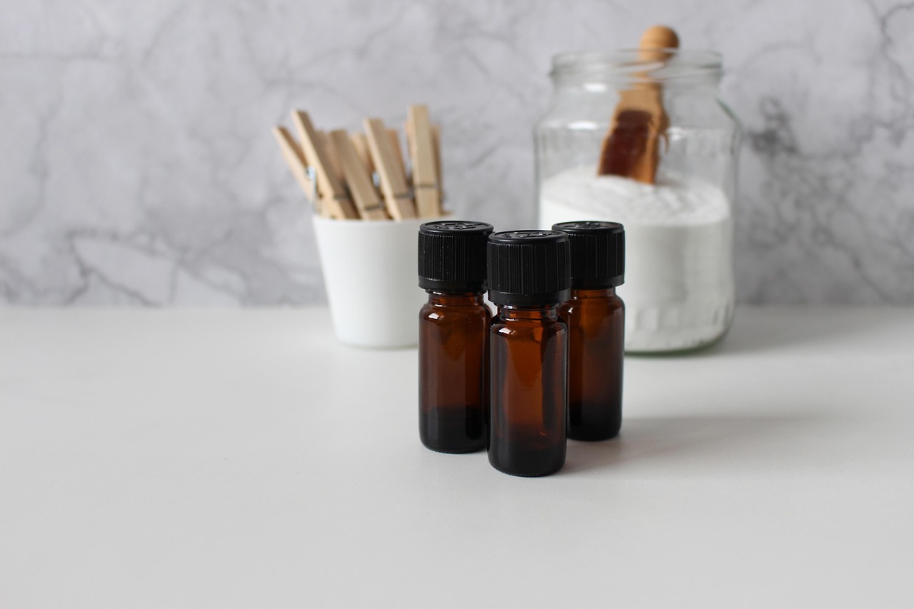 découvrez les nombreuses utilisations du bicarbonate de soude et du vinaigre blanc pour le nettoyage, la désodorisation, et bien plus encore dans votre maison.