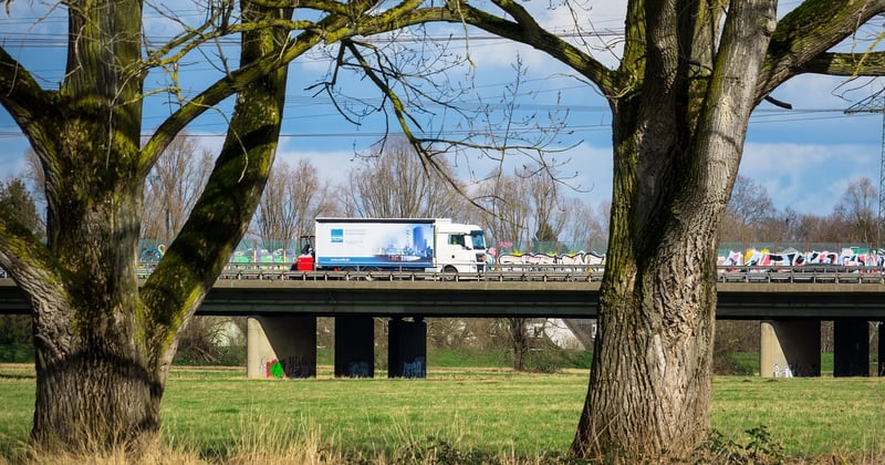 Comment réduire l'empreinte carbone des transporteurs routiers : le guide