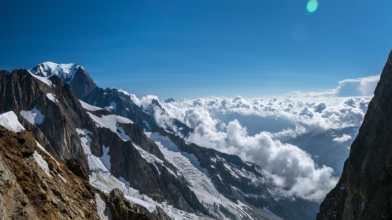 découvrez le mont-blanc marathon, une course emblématique au cœur des paysages majestueux des alpes. rejoignez des coureurs du monde entier pour vivre une expérience inoubliable entre nature, défis sportifs et convivialité. préparez-vous à relever ce défi unique et à admirer des panoramas à couper le souffle !