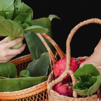découvrez comment adopter une consommation durable avec des conseils pratiques et des astuces pour réduire votre impact environnemental tout en profitant de produits éthiques et responsables.