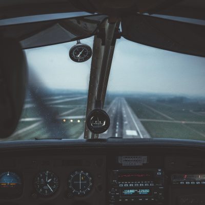 découvrez l'impact de l'aviation sur l'environnement, l'économie et la société, ainsi que les solutions pour un avenir aérien plus durable.