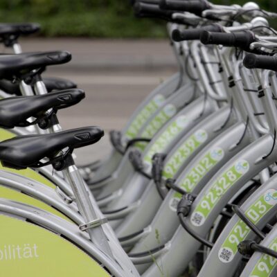 location de vélos électriques : profitez d'une mobilité écologique et facile pour découvrir la ville en toute liberté.