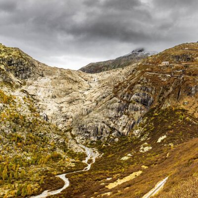 découvrez les enjeux et les impacts de la crise des glaciers liée au réchauffement climatique, et les conséquences pour notre planète.