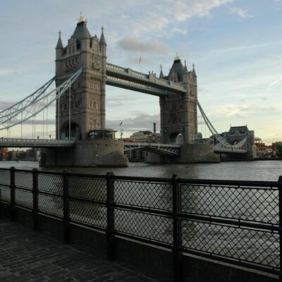 découvrez le rôle et les missions d'un conseiller jeunesse, engagé pour représenter et défendre les intérêts des jeunes au sein des collectivités.