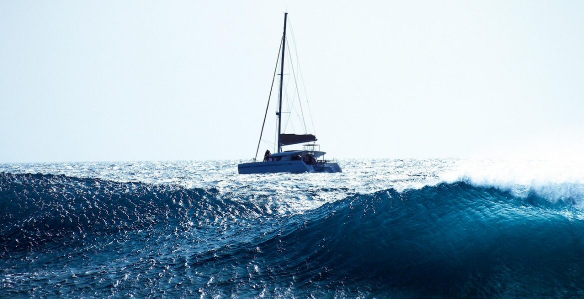 découvrez tout sur le catamaran, un bateau à voile ou à moteur apprécié pour sa stabilité, sa vitesse et son confort en navigation.