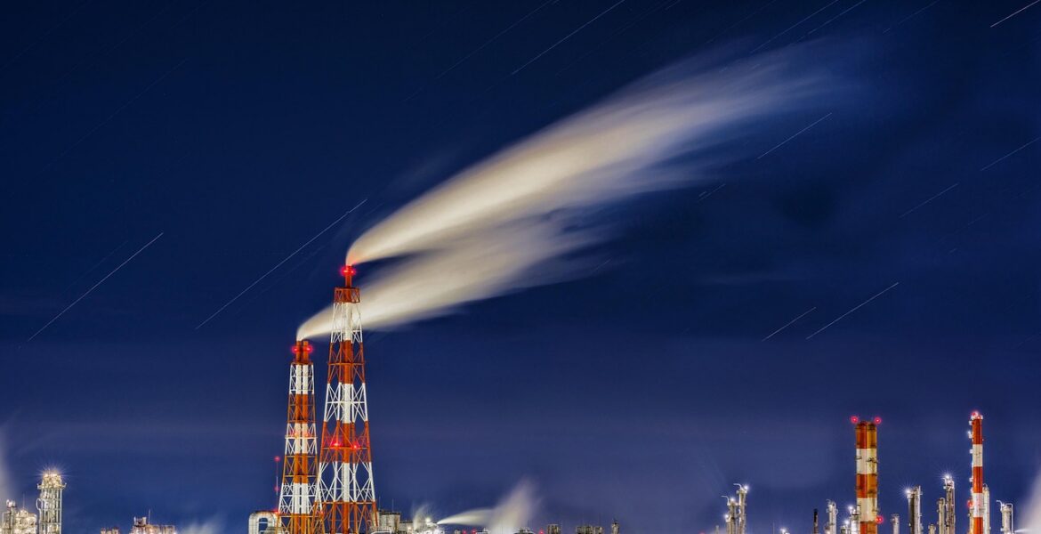 découvrez l'impact des émissions de gaz à effet de serre sur le climat et les solutions pour réduire leur empreinte environnementale.