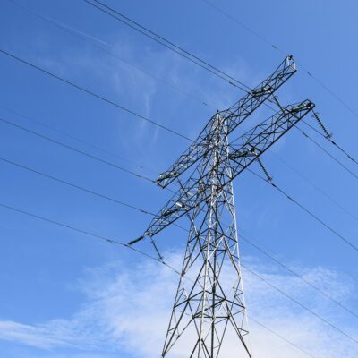 découvrez tout sur les pylônes haute tension, leurs fonctions essentielles dans la transmission d'électricité et leur impact sur l'environnement.