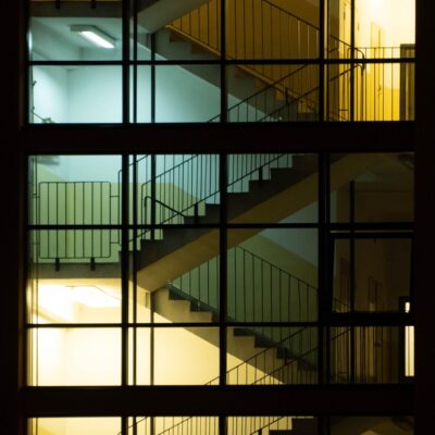 découvrez l'ambiance mystérieuse et apaisante d'une fenêtre ouverte sur la nuit, un voyage visuel entre ombres et lumières.