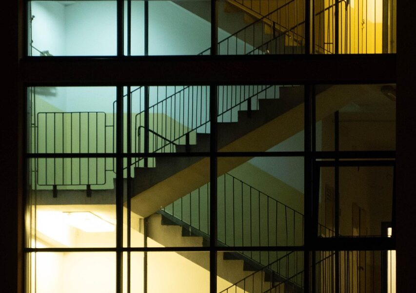 découvrez l'ambiance mystérieuse et apaisante d'une fenêtre ouverte sur la nuit, un voyage visuel entre ombres et lumières.