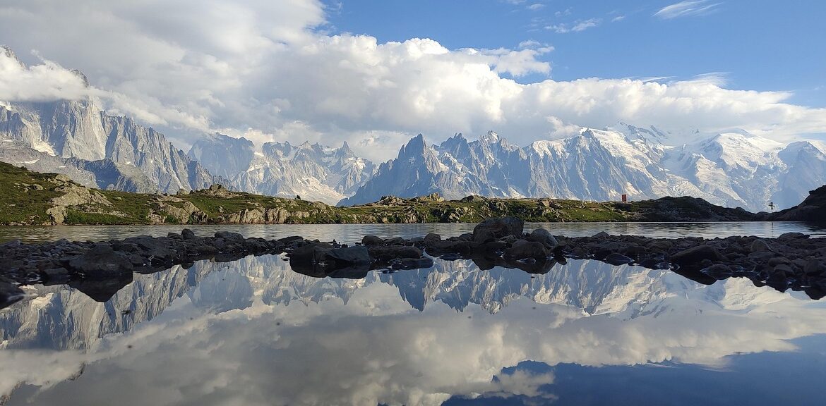 découvrez l'utmb, l'ultra-trail du mont-blanc, une course mythique autour du massif du mont-blanc, alliant défi sportif et beauté des paysages alpins.