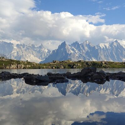 découvrez l'utmb, l'ultra-trail du mont-blanc, une course mythique autour du massif du mont-blanc, alliant défi sportif et beauté des paysages alpins.